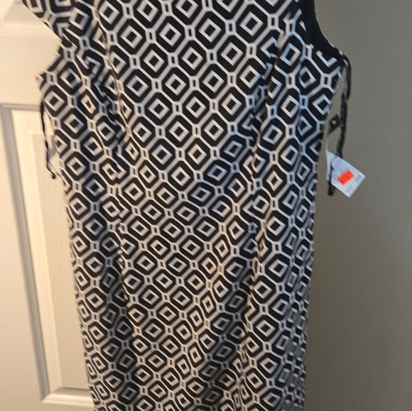 DRESSES - Picture 9 of 16